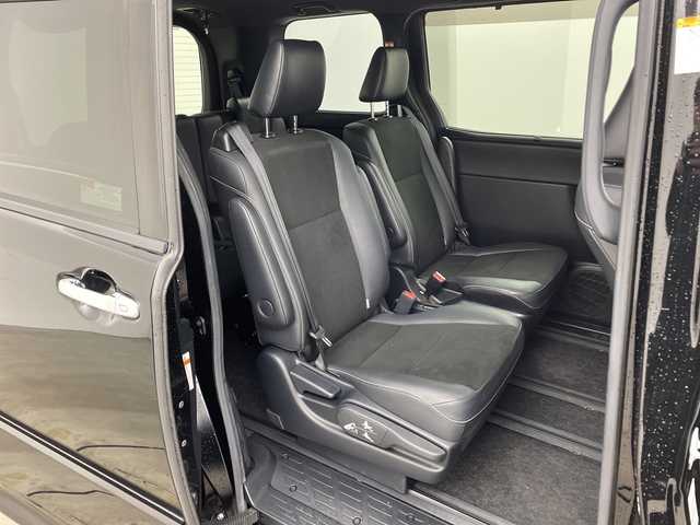 トヨタ ノア Si ダブルバイビー 兵庫県 2018(平30)年 6.3万km ブラック ・純正12インチリアフリップダウンモニター/・純正10インチナビ&TV&CD&DVD&SD&BT/・マルチインフォメーションディスプレイ/・バックカメラ/・クルーズコントロール/・両側パワースライドドア/・ビルトインETC/・前方ドライブレコーダー/・T-Connectナビ/・トヨタセーフティセンス/・プリクラッシュセーフティ/・レーンディパーチャーアラート/・アイドリングストップ/・ステアリングスイッチ/・プッシュスタート/・スマートキー/・スペアキー1本/・ハーフレザーシート/・助手席側シートバックテーブル/・純正ドアバイザー/・LEDヘッドライト/・LEDフォグランプ/・オートライト/・純正16インチホイール