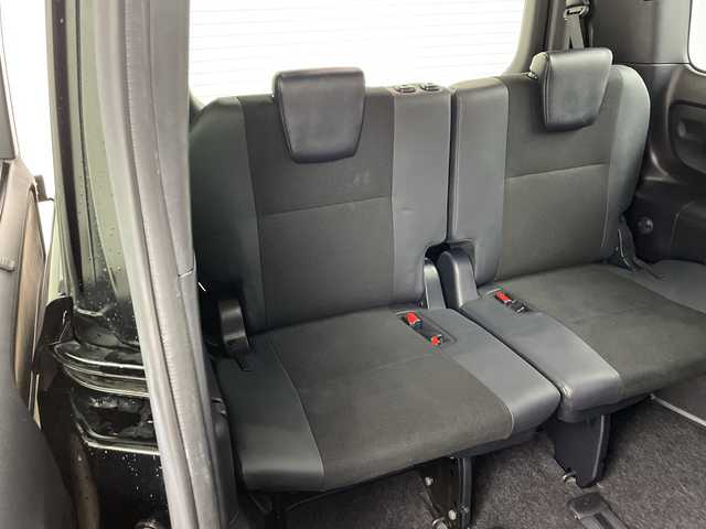 トヨタ ノア Si ダブルバイビー 兵庫県 2018(平30)年 6.3万km ブラック ・純正12インチリアフリップダウンモニター/・純正10インチナビ&TV&CD&DVD&SD&BT/・マルチインフォメーションディスプレイ/・バックカメラ/・クルーズコントロール/・両側パワースライドドア/・ビルトインETC/・前方ドライブレコーダー/・T-Connectナビ/・トヨタセーフティセンス/・プリクラッシュセーフティ/・レーンディパーチャーアラート/・アイドリングストップ/・ステアリングスイッチ/・プッシュスタート/・スマートキー/・スペアキー1本/・ハーフレザーシート/・助手席側シートバックテーブル/・純正ドアバイザー/・LEDヘッドライト/・LEDフォグランプ/・オートライト/・純正16インチホイール