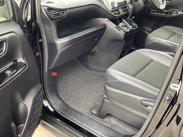 トヨタ ノア Si ダブルバイビー 兵庫県 2018(平30)年 6.3万km ブラック ・純正12インチリアフリップダウンモニター/・純正10インチナビ&TV&CD&DVD&SD&BT/・マルチインフォメーションディスプレイ/・バックカメラ/・クルーズコントロール/・両側パワースライドドア/・ビルトインETC/・前方ドライブレコーダー/・T-Connectナビ/・トヨタセーフティセンス/・プリクラッシュセーフティ/・レーンディパーチャーアラート/・アイドリングストップ/・ステアリングスイッチ/・プッシュスタート/・スマートキー/・スペアキー1本/・ハーフレザーシート/・助手席側シートバックテーブル/・純正ドアバイザー/・LEDヘッドライト/・LEDフォグランプ/・オートライト/・純正16インチホイール