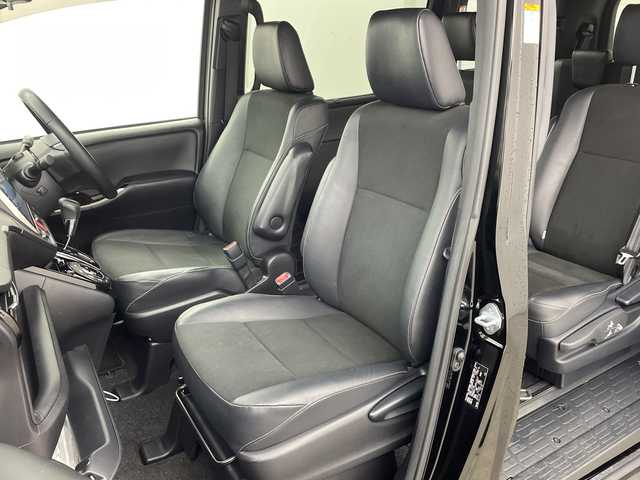 トヨタ ノア Si ダブルバイビー 兵庫県 2018(平30)年 6.3万km ブラック ・純正12インチリアフリップダウンモニター/・純正10インチナビ&TV&CD&DVD&SD&BT/・マルチインフォメーションディスプレイ/・バックカメラ/・クルーズコントロール/・両側パワースライドドア/・ビルトインETC/・前方ドライブレコーダー/・T-Connectナビ/・トヨタセーフティセンス/・プリクラッシュセーフティ/・レーンディパーチャーアラート/・アイドリングストップ/・ステアリングスイッチ/・プッシュスタート/・スマートキー/・スペアキー1本/・ハーフレザーシート/・助手席側シートバックテーブル/・純正ドアバイザー/・LEDヘッドライト/・LEDフォグランプ/・オートライト/・純正16インチホイール