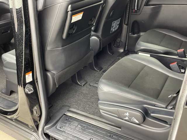 トヨタ ノア Si ダブルバイビー 兵庫県 2018(平30)年 6.3万km ブラック ・純正12インチリアフリップダウンモニター/・純正10インチナビ&TV&CD&DVD&SD&BT/・マルチインフォメーションディスプレイ/・バックカメラ/・クルーズコントロール/・両側パワースライドドア/・ビルトインETC/・前方ドライブレコーダー/・T-Connectナビ/・トヨタセーフティセンス/・プリクラッシュセーフティ/・レーンディパーチャーアラート/・アイドリングストップ/・ステアリングスイッチ/・プッシュスタート/・スマートキー/・スペアキー1本/・ハーフレザーシート/・助手席側シートバックテーブル/・純正ドアバイザー/・LEDヘッドライト/・LEDフォグランプ/・オートライト/・純正16インチホイール