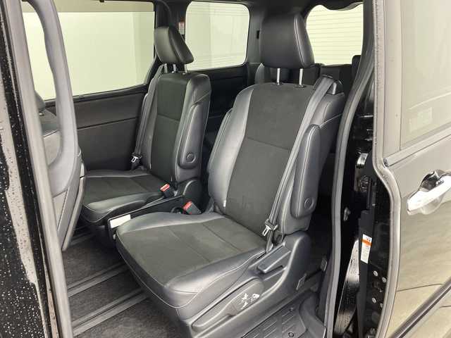 トヨタ ノア Si ダブルバイビー 兵庫県 2018(平30)年 6.3万km ブラック ・純正12インチリアフリップダウンモニター/・純正10インチナビ&TV&CD&DVD&SD&BT/・マルチインフォメーションディスプレイ/・バックカメラ/・クルーズコントロール/・両側パワースライドドア/・ビルトインETC/・前方ドライブレコーダー/・T-Connectナビ/・トヨタセーフティセンス/・プリクラッシュセーフティ/・レーンディパーチャーアラート/・アイドリングストップ/・ステアリングスイッチ/・プッシュスタート/・スマートキー/・スペアキー1本/・ハーフレザーシート/・助手席側シートバックテーブル/・純正ドアバイザー/・LEDヘッドライト/・LEDフォグランプ/・オートライト/・純正16インチホイール