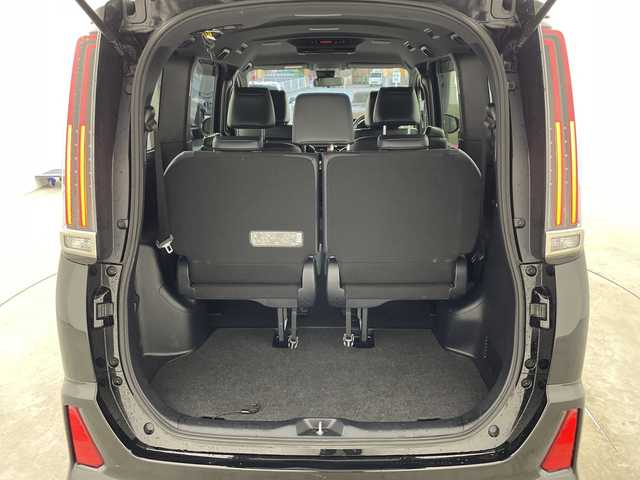 トヨタ ノア Si ダブルバイビー 兵庫県 2018(平30)年 6.3万km ブラック ・純正12インチリアフリップダウンモニター/・純正10インチナビ&TV&CD&DVD&SD&BT/・マルチインフォメーションディスプレイ/・バックカメラ/・クルーズコントロール/・両側パワースライドドア/・ビルトインETC/・前方ドライブレコーダー/・T-Connectナビ/・トヨタセーフティセンス/・プリクラッシュセーフティ/・レーンディパーチャーアラート/・アイドリングストップ/・ステアリングスイッチ/・プッシュスタート/・スマートキー/・スペアキー1本/・ハーフレザーシート/・助手席側シートバックテーブル/・純正ドアバイザー/・LEDヘッドライト/・LEDフォグランプ/・オートライト/・純正16インチホイール