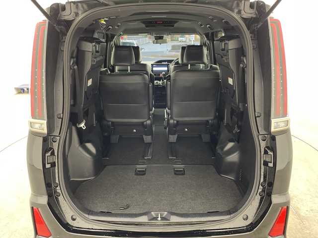 トヨタ ノア Si ダブルバイビー 兵庫県 2018(平30)年 6.3万km ブラック ・純正12インチリアフリップダウンモニター/・純正10インチナビ&TV&CD&DVD&SD&BT/・マルチインフォメーションディスプレイ/・バックカメラ/・クルーズコントロール/・両側パワースライドドア/・ビルトインETC/・前方ドライブレコーダー/・T-Connectナビ/・トヨタセーフティセンス/・プリクラッシュセーフティ/・レーンディパーチャーアラート/・アイドリングストップ/・ステアリングスイッチ/・プッシュスタート/・スマートキー/・スペアキー1本/・ハーフレザーシート/・助手席側シートバックテーブル/・純正ドアバイザー/・LEDヘッドライト/・LEDフォグランプ/・オートライト/・純正16インチホイール