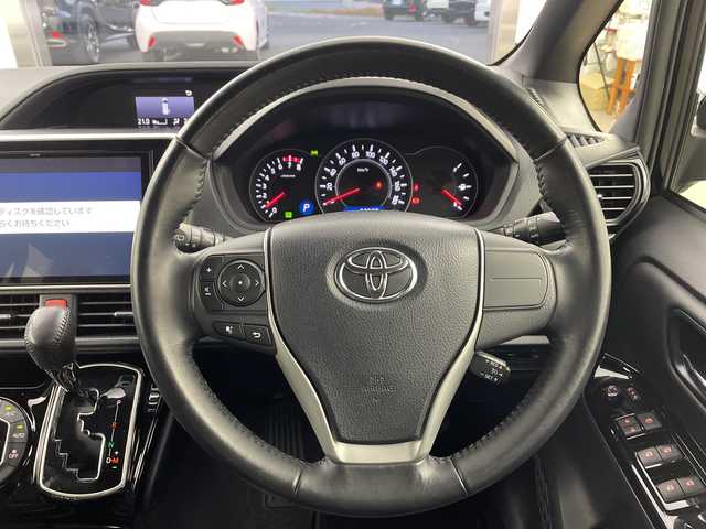 トヨタ ノア Si ダブルバイビー 兵庫県 2018(平30)年 6.3万km ブラック ・純正12インチリアフリップダウンモニター/・純正10インチナビ&TV&CD&DVD&SD&BT/・マルチインフォメーションディスプレイ/・バックカメラ/・クルーズコントロール/・両側パワースライドドア/・ビルトインETC/・前方ドライブレコーダー/・T-Connectナビ/・トヨタセーフティセンス/・プリクラッシュセーフティ/・レーンディパーチャーアラート/・アイドリングストップ/・ステアリングスイッチ/・プッシュスタート/・スマートキー/・スペアキー1本/・ハーフレザーシート/・助手席側シートバックテーブル/・純正ドアバイザー/・LEDヘッドライト/・LEDフォグランプ/・オートライト/・純正16インチホイール