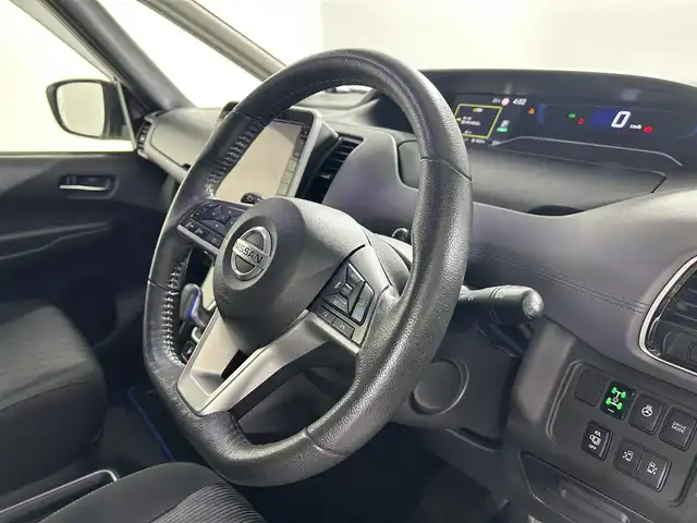 日産 セレナ e－パワー ハイウェイスター V 佐賀県 2019(令1)年 5.8万km ブリリアントホワイトパール 2トーン 純正10インチナビ/フルセグTV/CD/DVD/Bluetooth/純正11インチフリップダウンモニター/全方位カメラ/衝突被害軽減システム/ブラインドスポットモニター/プロパイロット/レーンアシスト/ロードサインアシスト/駐車支援システム/オートライト/オートマチックハイビーム/クリアランスソナー/電子パーキング/オートブレーキホールド/前後ドライブレコーダー/ビルトインETC/ステアリングヒーター/LED ヘッドライト/LEDフォグライト/両側パワースライドドア/後席サンシェード/シートバックテーブル/運転席・助手席シートヒーター/純正16インチアルミホイール