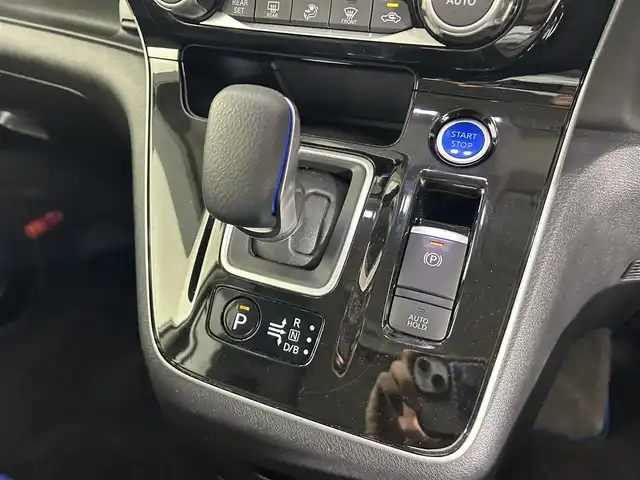 日産 セレナ e－パワー ハイウェイスター V 佐賀県 2019(令1)年 5.8万km ブリリアントホワイトパール 2トーン 純正10インチナビ/フルセグTV/CD/DVD/Bluetooth/純正11インチフリップダウンモニター/全方位カメラ/衝突被害軽減システム/ブラインドスポットモニター/プロパイロット/レーンアシスト/ロードサインアシスト/駐車支援システム/オートライト/オートマチックハイビーム/クリアランスソナー/電子パーキング/オートブレーキホールド/前後ドライブレコーダー/ビルトインETC/ステアリングヒーター/LED ヘッドライト/LEDフォグライト/両側パワースライドドア/後席サンシェード/シートバックテーブル/運転席・助手席シートヒーター/純正16インチアルミホイール