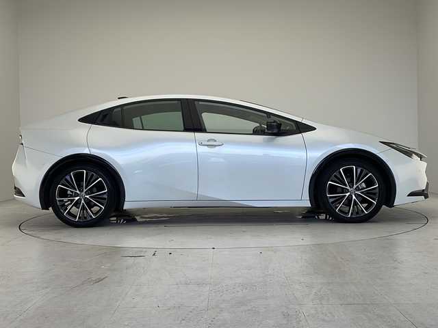 トヨタ プリウス Z 愛知県 2023(令5)年 2.9万km プラチナホワイトパールマイカ 衝突軽減システム/純正12.3型ディズプレイオーディオ　ナビ機能なし/全方位カメラ/ガラスルーフ/レーダークルーズコントロール/シートヒーター/エアシート/フルセグ/Bluetooth/バックカメラ/電動リアゲート/パワーシート/コーナーセンサー/純正アルミホイール/ETC2.0/ブラインドスポットモニター/LEDヘッドライト/ステアリングヒーター/インテリジェントミラー/オートマチックハイビーム/置くだけ充電機/ステアリングスイッチ/スマートキー/プッシュスタート