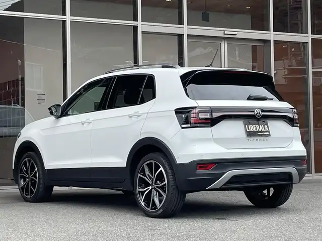 フォルクスワーゲン ＶＷ Ｔ－クロス TSI スタイル 福岡県 2022(令4)年 2.1万km ピュアホワイト セーフティＰＫＧ　/テクロノジーＰＫＧ　/デザインＰＫＧ　/ＤｉｓｃｏｖｅｒＰｒｏＰＫＧ　/デジタルメータークラスター　/ＡＣＣ／ＢＳＭ　/純正ナビ　　/Ｂカメラ　/Ｂｌｕｅｔｏｏｔｈ　/ＯＰ純正１８インチＡＷ
