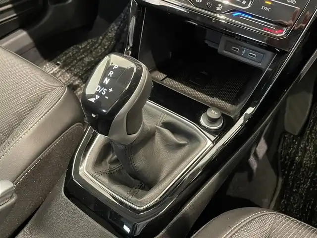 フォルクスワーゲン ＶＷ Ｔ－クロス TSI スタイル 福岡県 2022(令4)年 2.1万km ピュアホワイト セーフティＰＫＧ　/テクロノジーＰＫＧ　/デザインＰＫＧ　/ＤｉｓｃｏｖｅｒＰｒｏＰＫＧ　/デジタルメータークラスター　/ＡＣＣ／ＢＳＭ　/純正ナビ　　/Ｂカメラ　/Ｂｌｕｅｔｏｏｔｈ　/ＯＰ純正１８インチＡＷ