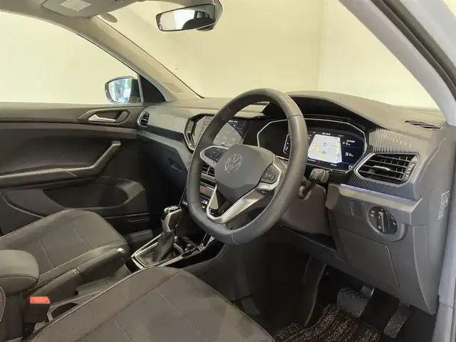 フォルクスワーゲン ＶＷ Ｔ－クロス TSI スタイル 福岡県 2022(令4)年 2.1万km ピュアホワイト セーフティＰＫＧ　/テクロノジーＰＫＧ　/デザインＰＫＧ　/ＤｉｓｃｏｖｅｒＰｒｏＰＫＧ　/デジタルメータークラスター　/ＡＣＣ／ＢＳＭ　/純正ナビ　　/Ｂカメラ　/Ｂｌｕｅｔｏｏｔｈ　/ＯＰ純正１８インチＡＷ
