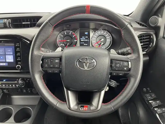 トヨタ ハイラックス Z GRスポーツ 群馬県 2023(令5)年 1.5万km アティチュードブラックマイカ 純正８インチディスプレイオーディオナビ　パノラミックビューモニター　ＴＲＤトノカバー　純正ベッドライナー　前後ドラレコ　レーダークルーズコントロール　パワーシート　ＬＥＤヘッドライト　４ＷＤ　禁煙車