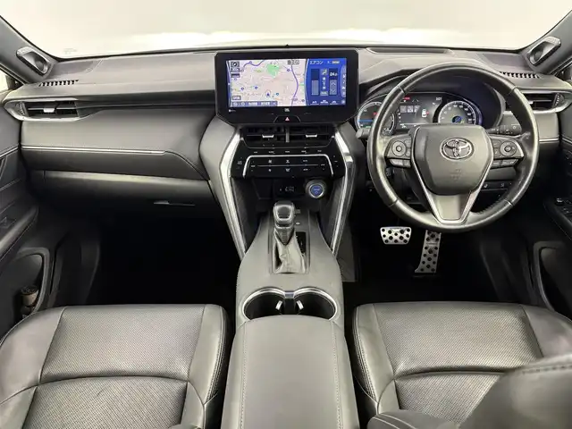 トヨタ ハリアー ハイブリッド Z レザーパッケージ 埼玉県 2021(令3)年 4.1万km ブラック JBLプレミアムサウンド/ガラスルーフ/純正ナビ/(Bluetooth/AUX/USB/AM/FM)/地デジフルセグ/全方位カメラ/ETC2.0/ドラレコ内蔵型デジタルインナーミラー/アダプティブクルーズコントロール/オートマチックハイビーム/車線逸脱警報/ブラインドスポットモニター/衝突軽減ブレーキ/ステアリングヒーター/パワーバックドア/ヘッドアップディスプレイ/前席シートヒーター・ベンチレーション/シートメモリー/電子パーキングシステム/ブレーキホールド/クリアランスソナー/プッシュスタート/ステアリングリモコン/ウィンカーミラー/電動格納ミラー/フロントフォグランプ/純正フロアマット/純正19インチアルミホイール