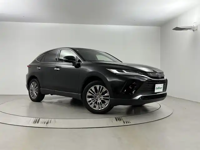 トヨタ ハリアー ハイブリッド Z レザーパッケージ 埼玉県 2021(令3)年 4.1万km ブラック JBLプレミアムサウンド/ガラスルーフ/純正ナビ/(Bluetooth/AUX/USB/AM/FM)/地デジフルセグ/全方位カメラ/ETC2.0/ドラレコ内蔵型デジタルインナーミラー/アダプティブクルーズコントロール/オートマチックハイビーム/車線逸脱警報/ブラインドスポットモニター/衝突軽減ブレーキ/ステアリングヒーター/パワーバックドア/ヘッドアップディスプレイ/前席シートヒーター・ベンチレーション/シートメモリー/電子パーキングシステム/ブレーキホールド/クリアランスソナー/プッシュスタート/ステアリングリモコン/ウィンカーミラー/電動格納ミラー/フロントフォグランプ/純正フロアマット/純正19インチアルミホイール