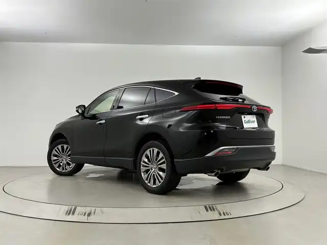 トヨタ ハリアー ハイブリッド Z レザーパッケージ 埼玉県 2021(令3)年 4.1万km ブラック JBLプレミアムサウンド/ガラスルーフ/純正ナビ/(Bluetooth/AUX/USB/AM/FM)/地デジフルセグ/全方位カメラ/ETC2.0/ドラレコ内蔵型デジタルインナーミラー/アダプティブクルーズコントロール/オートマチックハイビーム/車線逸脱警報/ブラインドスポットモニター/衝突軽減ブレーキ/ステアリングヒーター/パワーバックドア/ヘッドアップディスプレイ/前席シートヒーター・ベンチレーション/シートメモリー/電子パーキングシステム/ブレーキホールド/クリアランスソナー/プッシュスタート/ステアリングリモコン/ウィンカーミラー/電動格納ミラー/フロントフォグランプ/純正フロアマット/純正19インチアルミホイール