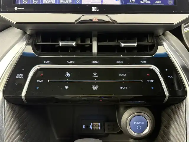 トヨタ ハリアー ハイブリッド Z レザーパッケージ 埼玉県 2021(令3)年 4.1万km ブラック JBLプレミアムサウンド/ガラスルーフ/純正ナビ/(Bluetooth/AUX/USB/AM/FM)/地デジフルセグ/全方位カメラ/ETC2.0/ドラレコ内蔵型デジタルインナーミラー/アダプティブクルーズコントロール/オートマチックハイビーム/車線逸脱警報/ブラインドスポットモニター/衝突軽減ブレーキ/ステアリングヒーター/パワーバックドア/ヘッドアップディスプレイ/前席シートヒーター・ベンチレーション/シートメモリー/電子パーキングシステム/ブレーキホールド/クリアランスソナー/プッシュスタート/ステアリングリモコン/ウィンカーミラー/電動格納ミラー/フロントフォグランプ/純正フロアマット/純正19インチアルミホイール