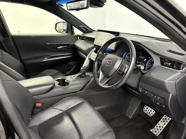 トヨタ ハリアー ハイブリッド Z レザーパッケージ 埼玉県 2021(令3)年 4.1万km ブラック JBLプレミアムサウンド/ガラスルーフ/純正ナビ/(Bluetooth/AUX/USB/AM/FM)/地デジフルセグ/全方位カメラ/ETC2.0/ドラレコ内蔵型デジタルインナーミラー/アダプティブクルーズコントロール/オートマチックハイビーム/車線逸脱警報/ブラインドスポットモニター/衝突軽減ブレーキ/ステアリングヒーター/パワーバックドア/ヘッドアップディスプレイ/前席シートヒーター・ベンチレーション/シートメモリー/電子パーキングシステム/ブレーキホールド/クリアランスソナー/プッシュスタート/ステアリングリモコン/ウィンカーミラー/電動格納ミラー/フロントフォグランプ/純正フロアマット/純正19インチアルミホイール