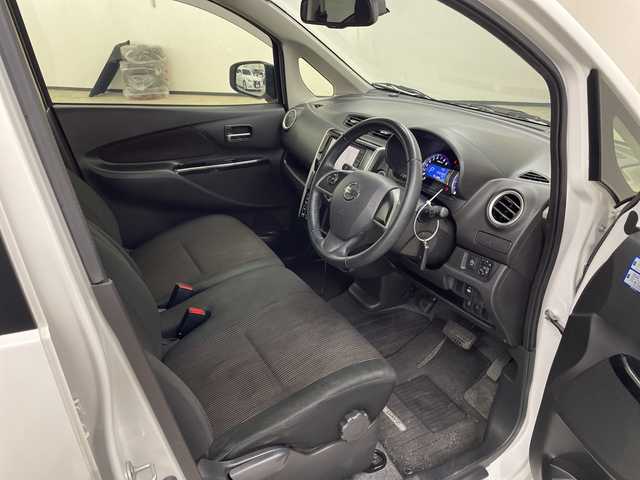 日産 デイズ ハイウェイスターG 長崎県 2016(平28)年 5.7万km ホワイトパール ケンウッド７インチナビ（MDV-D503W）/・フルセグ/・DVD/・Bluetooth/エマージェンシーブレーキ/・誤発信抑制/・オートハイビーム/アラウンドビューモニター/スマートキー/ステアリングリモコン/オートリトラミラー/シートリフター/純正バイザー/電格ウィンカーミラー/純正15インチアルミ/純正フロアマット/HIDライト/フォグライト