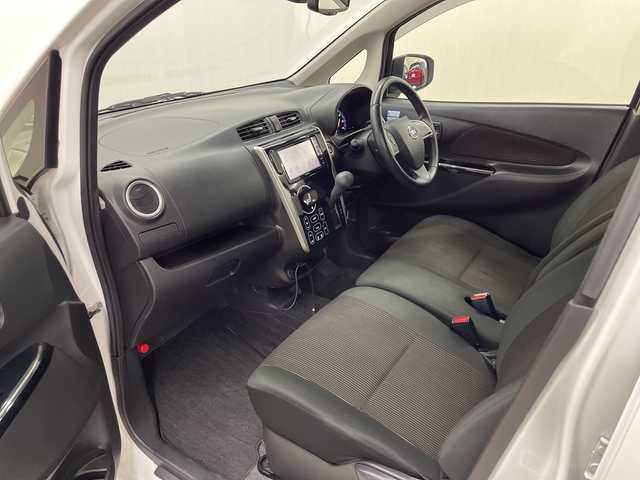 日産 デイズ ハイウェイスターG 長崎県 2016(平28)年 5.7万km ホワイトパール ケンウッド７インチナビ（MDV-D503W）/・フルセグ/・DVD/・Bluetooth/エマージェンシーブレーキ/・誤発信抑制/・オートハイビーム/アラウンドビューモニター/スマートキー/ステアリングリモコン/オートリトラミラー/シートリフター/純正バイザー/電格ウィンカーミラー/純正15インチアルミ/純正フロアマット/HIDライト/フォグライト