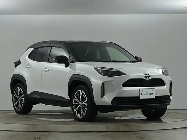 トヨタ ヤリスクロス ハイブリッド Z 愛知県 2022(令4)年 2.8万km ブラックマイカ/プラチナホワイトパールマイカ 禁煙車/2トーン/純正8インチナビ/（AM/FM/Bluetooth/USB)/全方位カメラ/トヨタセーフティセンス/・プリクラッシュセーフティ/・レーンディパーチャーアラート/・オートマチックハイビーム/・レーダークルーズコントロール/・ブラインドスポットモニター/クリアランスソナー/ETC/ステアリングヒーター/シートヒーター/パワーシート/純正18インチアルミホイール/スマートキー/プッシュスタート/純正フロアマット/横滑り防止装置/LEDヘッドライト