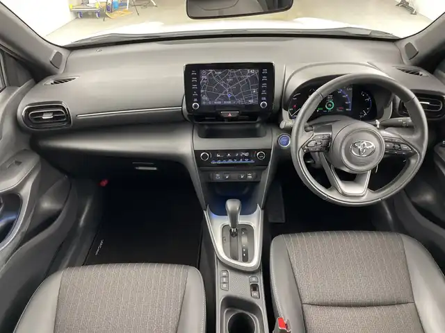 トヨタ ヤリスクロス ハイブリッド Z 愛知県 2022(令4)年 2.8万km ブラックマイカ/プラチナホワイトパールマイカ 禁煙車/2トーン/純正8インチナビ/（AM/FM/Bluetooth/USB)/全方位カメラ/トヨタセーフティセンス/・プリクラッシュセーフティ/・レーンディパーチャーアラート/・オートマチックハイビーム/・レーダークルーズコントロール/・ブラインドスポットモニター/クリアランスソナー/ETC/ステアリングヒーター/シートヒーター/パワーシート/純正18インチアルミホイール/スマートキー/プッシュスタート/純正フロアマット/横滑り防止装置/LEDヘッドライト
