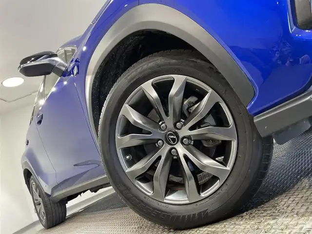 レクサス ＮＸ 300h Fスポーツ 愛知県 2020(令2)年 1.6万km ヒートブルーコントラストレイヤリング レクサスセーフティシステム/　・プリクラッシュセーフティ/　・レーンディパーチャーアラート/　・レーダークルーズコントロール/　・レーンチェンジアシスト/　・オートマチックハイビーム/パノラマルーフ/純正メモリナビ/　　CD/BT/SD/USB/フルセグTV/バックカメラ/パワーバックドア/LEDオートライト/フォグランプ/レザーシート/パワーシート【シートメモリー機能付】/シートヒーター/エアシート/純正18インチアルミホイール/純正フロアマット/ステアリングヒーター/ブラインドスポットモニター/パドルシフト/スマートキー/アクセサリーソケット/USB入力端子/AC100Vコンセント/ビルトインETC2.0/電動パーキングブレーキ/ブレーキホールド