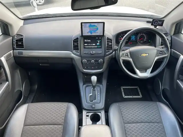 シボレー キャプティバ 山梨県 2018(平30)年 4.2万km 白 社外ポータブルナビ/純正ディスプレイオーディオ/（Bluetooth/USB/AUX）/バックカメラ/ETC/前方ドライブレコーダー/ハーフレザーシート/D席パワーシート/クルーズコントロール/ダウンヒルクライムアシスト/コーナーセンサー/横滑り防止機能/純正19インチアルミホイール