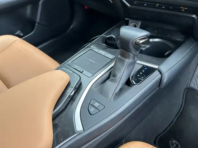 レクサス ＵＸ 250h バージョンC 宮城県 2021(令3)年 1.5万km マーキュリーグレーマイカ セーフティシステムプラス/・プリクラッシュセーフティ/・レーントレーシングアシスト/・オートマチックハイビーム/・レーダークルーズコントロール/・先行車発進告知機能/・ロードサインアシスト/メーカーナビ/サウンドライブラリー【SD・BT・AUX】/3眼LED/ブラウンレザー（合皮）シート/センターディスプレー/リモートタッチ/ドライブモードセレクター/デュアルエアコン/ステリングヒーター/D・N席パワーシート・シートヒーター/シートメモリー/パドルシフト/登録時走行距離14174km