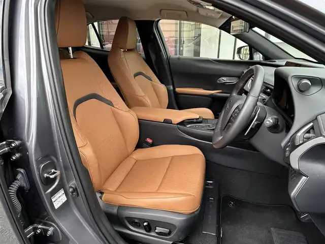 レクサス ＵＸ 250h バージョンC 宮城県 2021(令3)年 1.5万km マーキュリーグレーマイカ セーフティシステムプラス/・プリクラッシュセーフティ/・レーントレーシングアシスト/・オートマチックハイビーム/・レーダークルーズコントロール/・先行車発進告知機能/・ロードサインアシスト/メーカーナビ/サウンドライブラリー【SD・BT・AUX】/3眼LED/ブラウンレザー（合皮）シート/センターディスプレー/リモートタッチ/ドライブモードセレクター/デュアルエアコン/ステリングヒーター/D・N席パワーシート・シートヒーター/シートメモリー/パドルシフト/登録時走行距離14174km