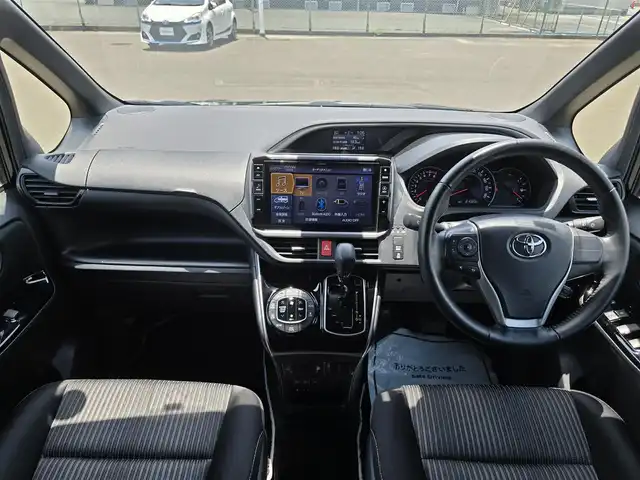 トヨタ ヴォクシー ZS 煌Ⅲ 福岡県 2020(令2)年 2.2万km 黒 アルパインナビ/・Bluetooth/・フルセグＴＶ/・ＣＤ／ＤＶＤ再生機能有/・バックカメラ/・USB/HDMI/アルパインフリップダウンモニター/ＥＴＣ/クルーズコントロール/ステアリングリモコン/コーナーセンサー/両側パワースライドドア/モデリスタエアロ/純正16インチアルミ/純正フロアマット/純正サイドバイザー/車線逸脱防止機能/オートライト