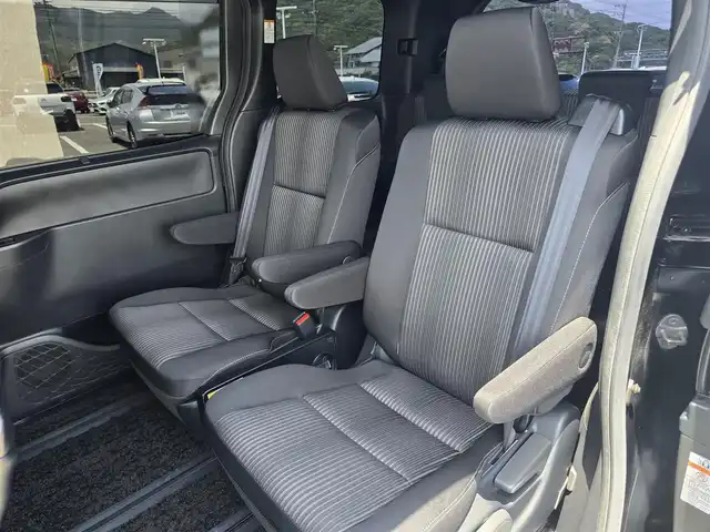 トヨタ ヴォクシー ZS 煌Ⅲ 福岡県 2020(令2)年 2.2万km 黒 アルパインナビ/・Bluetooth/・フルセグＴＶ/・ＣＤ／ＤＶＤ再生機能有/・バックカメラ/・USB/HDMI/アルパインフリップダウンモニター/ＥＴＣ/クルーズコントロール/ステアリングリモコン/コーナーセンサー/両側パワースライドドア/モデリスタエアロ/純正16インチアルミ/純正フロアマット/純正サイドバイザー/車線逸脱防止機能/オートライト