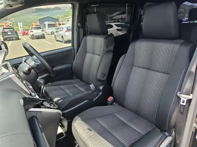 トヨタ ヴォクシー ZS 煌Ⅲ 福岡県 2020(令2)年 2.2万km 黒 アルパインナビ/・Bluetooth/・フルセグＴＶ/・ＣＤ／ＤＶＤ再生機能有/・バックカメラ/・USB/HDMI/アルパインフリップダウンモニター/ＥＴＣ/クルーズコントロール/ステアリングリモコン/コーナーセンサー/両側パワースライドドア/モデリスタエアロ/純正16インチアルミ/純正フロアマット/純正サイドバイザー/車線逸脱防止機能/オートライト