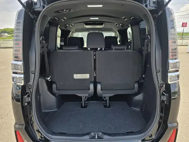 トヨタ ヴォクシー ZS 煌Ⅲ 福岡県 2020(令2)年 2.2万km 黒 アルパインナビ/・Bluetooth/・フルセグＴＶ/・ＣＤ／ＤＶＤ再生機能有/・バックカメラ/・USB/HDMI/アルパインフリップダウンモニター/ＥＴＣ/クルーズコントロール/ステアリングリモコン/コーナーセンサー/両側パワースライドドア/モデリスタエアロ/純正16インチアルミ/純正フロアマット/純正サイドバイザー/車線逸脱防止機能/オートライト