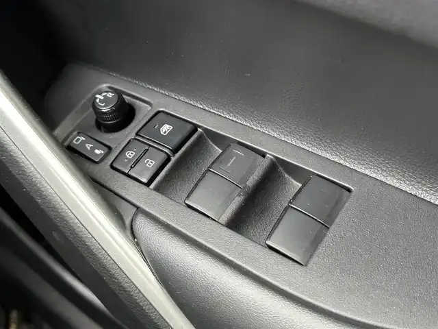 トヨタ カローラ クロス ハイブリッド Z 群馬県 2023(令5)年 1.5万km パール ナビゲーション　/フルセグテレビ　/ブルートゥース　/ＵＳＢ　/ＥＴＣ　　/全方位カメラ　/アダプティブクルーズ　/車線逸脱警報　/衝突軽減ブレーキ　/ブラインドスポットモニタ/革シート　/パワーバックドア　/保証書　/取扱説明書　/整備手帳/スマートキーX２個