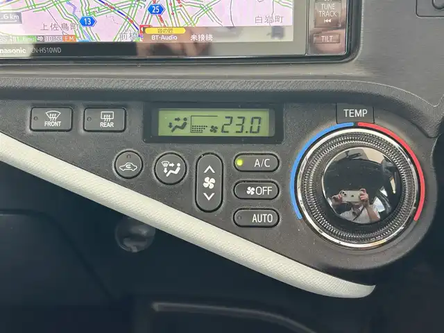 トヨタ アクア S 群馬県 2013(平25)年 7.3万km クールソーダメタリック 社外HDDナビ(CN-H510WD)/(CD/DVD/BT/フルセグTV)/バックカメラ/ステアリングスイッチ/シートヒーター /横滑り防止装置/オートライト/電動格納ミラー/ドアバイザー/プッシュスタート/スマートキー/ETC/保証書＆取説