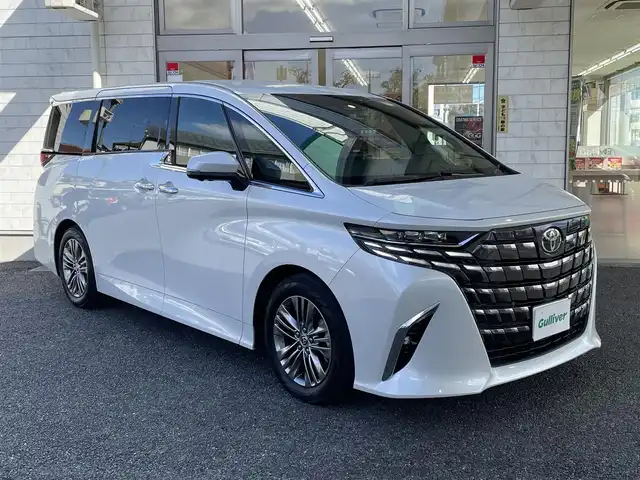 トヨタ アルファード Z 埼玉県 2024(令6)年 0.4万km プラチナホワイトパールマイカ 法人1オーナー/純正12.3インチディスプレイナビ/フルセグ・HDMI・Applecarplay/全周囲カメラ(フロント・サイド)/左右独立ムーンルーフ/デジタルインナーミラー　/レーダークルーズコントロール/クリアランスソナー/プリクラッシュセーフティ/ブラインドスポットモニター/レーンキープアシスト/前席(快適温熱シート＋ベンチレーション)/後席(快適温熱シート＋ベンチレーション)/パワーバックドア/キャプテンシート/オットマン/ETC/盗難防止システム/アクセサリーコンセント/充電用 USB 端子/合成皮革シート/LEDヘッドライト/シーケンシャルウインカー/オートライト/オートハイビーム/両側パワースライドドア/社外前後ドラレコ/スマートキー2本/保証書/取扱説明書