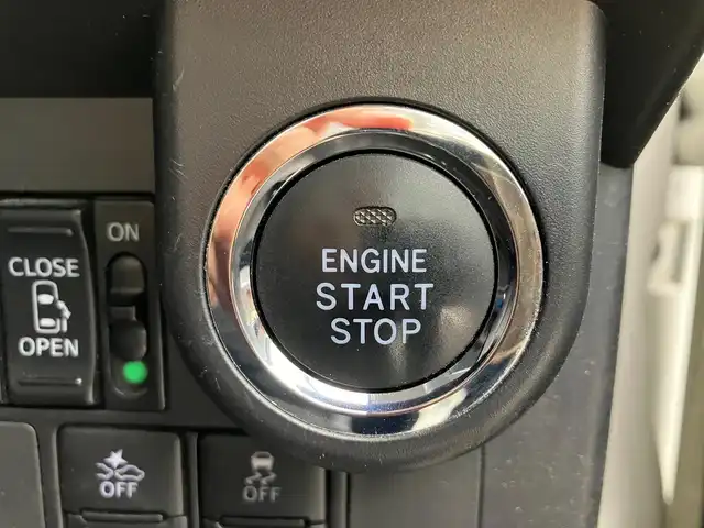 トヨタ ルーミー カスタムG－T 静岡県 2020(令2)年 4.3万km パールホワイトⅢ エンジンスタートボタン/パワーステアリング/パワーウィンドウ/アイドリングストップ/スマートキー/スペアキー１本/オートエアコン/クルーズコントロール/ETC2.0/バックカメラ/純正9インチナビ（CD.BT.フルセグ）/ドライブレコーダー/ウォークスルー/純正フロアマット/純正アルミホイール/D席N席シートヒーター/両側パワースライドドア/ABS/横滑り防止装置/コーナーセンサー前後/オートライト/オートマチックハイビーム/LEDライト/Wエアバック/衝突軽減システム