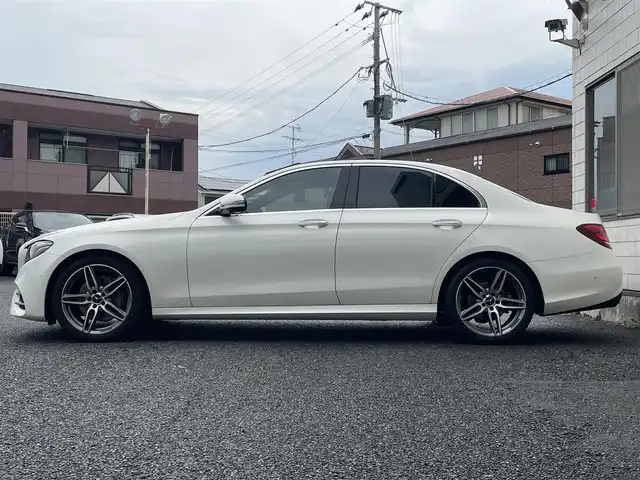 メルセデス・ベンツ Ｅ２００ アバンギャルド AMGライン 福岡県 2019(令1)年 7.4万km ダイヤモンドホワイト パノラミックスライディングルーフ/レザーエクスクルーシブパッケージ/・黒色レザーシート/・メモリー付きパワーシート(D/N)/・電動ランバーサポート(D/N)/・シートヒーター(全席)/純正12.3インチディスプレイオーディオ/　(AM/FM/Bluetooth/ナビ)/バック/サイド/フロント/360度カメラ/安全運転支援システム/・ブレーキアシスト/・ディスタンスアシストディストロニック/・ステアリングアシスト/・パーキングアシスト/・ブラインドスポットアシスト/・レーンキーピングアシスト/・横滑り防止/オートライト/純正19インチアルミホイール/パワートランクリッド/Burmesterサウンド/アンビエントライト/ヘッドアップディスプレイ/パドルシフト/ステアリングスイッチ/純正前後ドライブレコーダー/ETC/ISOFIX/スペアキー×1/保証書/取扱説明書