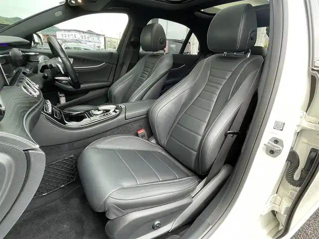 メルセデス・ベンツ Ｅ２００ アバンギャルド AMGライン 福岡県 2019(令1)年 7.4万km ダイヤモンドホワイト パノラミックスライディングルーフ/レザーエクスクルーシブパッケージ/・黒色レザーシート/・メモリー付きパワーシート(D/N)/・電動ランバーサポート(D/N)/・シートヒーター(全席)/純正12.3インチディスプレイオーディオ/　(AM/FM/Bluetooth/ナビ)/バック/サイド/フロント/360度カメラ/安全運転支援システム/・ブレーキアシスト/・ディスタンスアシストディストロニック/・ステアリングアシスト/・パーキングアシスト/・ブラインドスポットアシスト/・レーンキーピングアシスト/・横滑り防止/オートライト/純正19インチアルミホイール/パワートランクリッド/Burmesterサウンド/アンビエントライト/ヘッドアップディスプレイ/パドルシフト/ステアリングスイッチ/純正前後ドライブレコーダー/ETC/ISOFIX/スペアキー×1/保証書/取扱説明書
