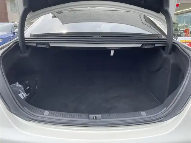 メルセデス・ベンツ Ｅ２００ アバンギャルド AMGライン 福岡県 2019(令1)年 7.4万km ダイヤモンドホワイト パノラミックスライディングルーフ/レザーエクスクルーシブパッケージ/・黒色レザーシート/・メモリー付きパワーシート(D/N)/・電動ランバーサポート(D/N)/・シートヒーター(全席)/純正12.3インチディスプレイオーディオ/　(AM/FM/Bluetooth/ナビ)/バック/サイド/フロント/360度カメラ/安全運転支援システム/・ブレーキアシスト/・ディスタンスアシストディストロニック/・ステアリングアシスト/・パーキングアシスト/・ブラインドスポットアシスト/・レーンキーピングアシスト/・横滑り防止/オートライト/純正19インチアルミホイール/パワートランクリッド/Burmesterサウンド/アンビエントライト/ヘッドアップディスプレイ/パドルシフト/ステアリングスイッチ/純正前後ドライブレコーダー/ETC/ISOFIX/スペアキー×1/保証書/取扱説明書