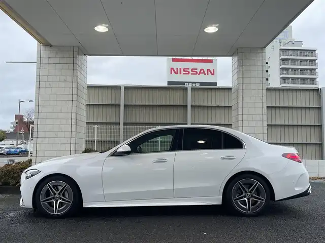 メルセデス・ベンツ Ｍ・ベンツ Ｃ２２０ｄ アバンギャルド　AMGライン 兵庫県 2021(令3)年 1.6万km パール 【OP】/・ベーシックパッケージ//ヘッドアップディスプレイ//MBUX ARナビゲーション/・レザーエクスクルーシブパッケージ/・AMGラインパッケージ//AMGラインエクステリア/インテリア//18インチAMG5スポークAW//本革巻きスポーツステアリング/・Burmester 3Dサラウンドサウンドシステム/・パノラミックスライディングルーフ//・純正MBUXナビゲーション/・地デジ/BT/Apple Car Play/USB/・ステアリングリモコン/・360度カメラシステム/・デジタルコックピットディスプレイ/・前席電動/シートヒーター/・ワイヤレスチャージング/・キーレスゴー/・アンビエントライト/・タイヤ空気圧警報システム/・アクティブパーキングアシスト/・ブラインドスポットアシスト/・トラフィックサインアシスト/・DIGITALライト（ウルトラハイビーム付）/・パークトロニック/・純正ドライブレコーダー前後/・ETC/【レーダーセーフティパッケージ】//アクティブディスタンスステアアシスト・ディストロニック//アクティブステアリングアシスト//アクティブレーンキーピングアシスト//アクティブレーンチェンジングアシスト//PRE-SAFE