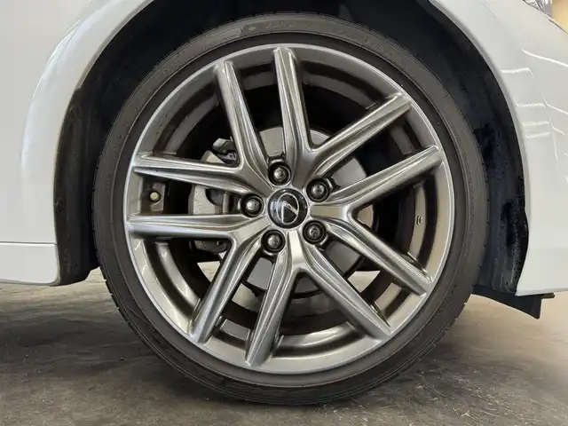レクサス ＩＳ 300h Fスポーツ 三重県 2019(平31)年 3.8万km ホワイトノーヴァガラスフレーク ハイブリッド/FR/MTモード付フロアCVT/純正 10.3インチナビ/（AM/FM/CD/DVD/Blu-ray/SDREC/SD/USB/Bluetooth/AUX/TV）/バックガイドモニター/ドライブレコーダー 前方/ビルトインETC2.0/LEXUS Safety System＋/・プリクラッシュセーフティ/・レーンディパーチャーアラート［LDA］（ステアリング制御機能付）/・レーダークルコン/・オートハイビーム/・【OP】ブラインドスポットモニター［BSM］/・【OP】リヤクロストラフィックアラート［RCTA］/・【OP】クリアランスソナー＆バックソナー/・【OP】後席サイドエアバッグ*1/装備/・【OP】3眼フルLEDヘッドランプ/・【OP】Fスポ専用 本革スポーツシート*1/・【OP】シートヒーター＆ベンチレーション（D/N）*1/・8wayパワーシート（D電動ランバーサポート・ポジションメモリー機能付/N）/・左右独立オートエアコン/・オートライト/・オートワイパー/・パドルシフト/・【OP】パワーイージーアクセスシステム*1/・純正18inAW/・プッシュスタート/・保/取/ナビ取/・スマートキーx2、カードキーx1/など/*1…セットでメーカーOP