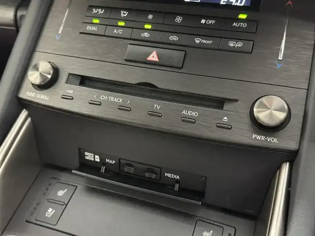 レクサス ＩＳ 300h Fスポーツ 三重県 2019(平31)年 3.8万km ホワイトノーヴァガラスフレーク ハイブリッド/FR/MTモード付フロアCVT/純正 10.3インチナビ/（AM/FM/CD/DVD/Blu-ray/SDREC/SD/USB/Bluetooth/AUX/TV）/バックガイドモニター/ドライブレコーダー 前方/ビルトインETC2.0/LEXUS Safety System＋/・プリクラッシュセーフティ/・レーンディパーチャーアラート［LDA］（ステアリング制御機能付）/・レーダークルコン/・オートハイビーム/・【OP】ブラインドスポットモニター［BSM］/・【OP】リヤクロストラフィックアラート［RCTA］/・【OP】クリアランスソナー＆バックソナー/・【OP】後席サイドエアバッグ*1/装備/・【OP】3眼フルLEDヘッドランプ/・【OP】Fスポ専用 本革スポーツシート*1/・【OP】シートヒーター＆ベンチレーション（D/N）*1/・8wayパワーシート（D電動ランバーサポート・ポジションメモリー機能付/N）/・左右独立オートエアコン/・オートライト/・オートワイパー/・パドルシフト/・【OP】パワーイージーアクセスシステム*1/・純正18inAW/・プッシュスタート/・保/取/ナビ取/・スマートキーx2、カードキーx1/など/*1…セットでメーカーOP
