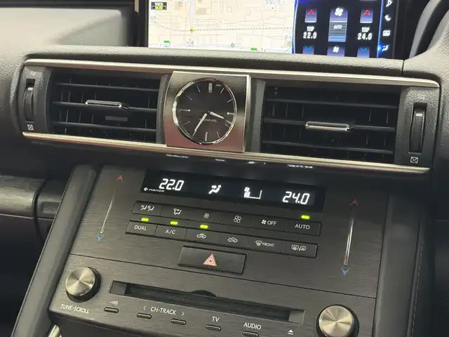 レクサス ＩＳ 300h Fスポーツ 三重県 2019(平31)年 3.8万km ホワイトノーヴァガラスフレーク ハイブリッド/FR/MTモード付フロアCVT/純正 10.3インチナビ/（AM/FM/CD/DVD/Blu-ray/SDREC/SD/USB/Bluetooth/AUX/TV）/バックガイドモニター/ドライブレコーダー 前方/ビルトインETC2.0/LEXUS Safety System＋/・プリクラッシュセーフティ/・レーンディパーチャーアラート［LDA］（ステアリング制御機能付）/・レーダークルコン/・オートハイビーム/・【OP】ブラインドスポットモニター［BSM］/・【OP】リヤクロストラフィックアラート［RCTA］/・【OP】クリアランスソナー＆バックソナー/・【OP】後席サイドエアバッグ*1/装備/・【OP】3眼フルLEDヘッドランプ/・【OP】Fスポ専用 本革スポーツシート*1/・【OP】シートヒーター＆ベンチレーション（D/N）*1/・8wayパワーシート（D電動ランバーサポート・ポジションメモリー機能付/N）/・左右独立オートエアコン/・オートライト/・オートワイパー/・パドルシフト/・【OP】パワーイージーアクセスシステム*1/・純正18inAW/・プッシュスタート/・保/取/ナビ取/・スマートキーx2、カードキーx1/など/*1…セットでメーカーOP