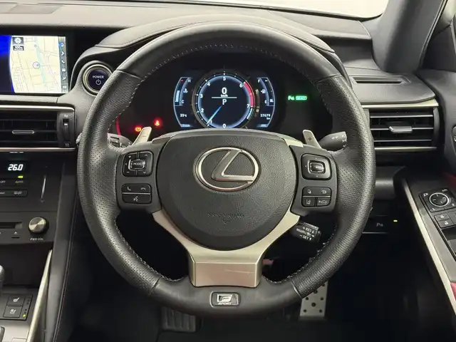レクサス ＩＳ 300h Fスポーツ 三重県 2019(平31)年 3.8万km ホワイトノーヴァガラスフレーク ハイブリッド/FR/MTモード付フロアCVT/純正 10.3インチナビ/（AM/FM/CD/DVD/Blu-ray/SDREC/SD/USB/Bluetooth/AUX/TV）/バックガイドモニター/ドライブレコーダー 前方/ビルトインETC2.0/LEXUS Safety System＋/・プリクラッシュセーフティ/・レーンディパーチャーアラート［LDA］（ステアリング制御機能付）/・レーダークルコン/・オートハイビーム/・【OP】ブラインドスポットモニター［BSM］/・【OP】リヤクロストラフィックアラート［RCTA］/・【OP】クリアランスソナー＆バックソナー/・【OP】後席サイドエアバッグ*1/装備/・【OP】3眼フルLEDヘッドランプ/・【OP】Fスポ専用 本革スポーツシート*1/・【OP】シートヒーター＆ベンチレーション（D/N）*1/・8wayパワーシート（D電動ランバーサポート・ポジションメモリー機能付/N）/・左右独立オートエアコン/・オートライト/・オートワイパー/・パドルシフト/・【OP】パワーイージーアクセスシステム*1/・純正18inAW/・プッシュスタート/・保/取/ナビ取/・スマートキーx2、カードキーx1/など/*1…セットでメーカーOP