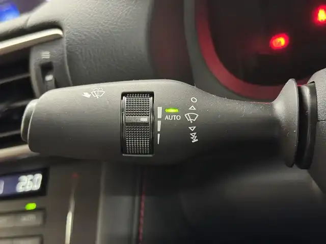 レクサス ＩＳ 300h Fスポーツ 三重県 2019(平31)年 3.8万km ホワイトノーヴァガラスフレーク ハイブリッド/FR/MTモード付フロアCVT/純正 10.3インチナビ/（AM/FM/CD/DVD/Blu-ray/SDREC/SD/USB/Bluetooth/AUX/TV）/バックガイドモニター/ドライブレコーダー 前方/ビルトインETC2.0/LEXUS Safety System＋/・プリクラッシュセーフティ/・レーンディパーチャーアラート［LDA］（ステアリング制御機能付）/・レーダークルコン/・オートハイビーム/・【OP】ブラインドスポットモニター［BSM］/・【OP】リヤクロストラフィックアラート［RCTA］/・【OP】クリアランスソナー＆バックソナー/・【OP】後席サイドエアバッグ*1/装備/・【OP】3眼フルLEDヘッドランプ/・【OP】Fスポ専用 本革スポーツシート*1/・【OP】シートヒーター＆ベンチレーション（D/N）*1/・8wayパワーシート（D電動ランバーサポート・ポジションメモリー機能付/N）/・左右独立オートエアコン/・オートライト/・オートワイパー/・パドルシフト/・【OP】パワーイージーアクセスシステム*1/・純正18inAW/・プッシュスタート/・保/取/ナビ取/・スマートキーx2、カードキーx1/など/*1…セットでメーカーOP