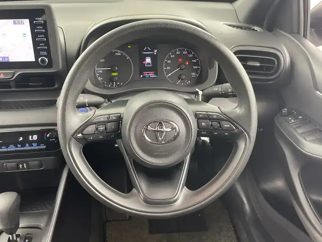 トヨタ ヤリス ハイブリッド X 愛知県 2021(令3)年 5.6万km ホワイトパールクリスタルシャイン 禁煙車/純正8インチナビ/（AM/FM/Bluetooth/USB)/バックカメラ/トヨタセーフティセンス/・衝突軽減ブレーキ/・レーンキープアシスト/・追従式クルーズコントロール/・オートマチックハイビーム/・クリアランスソナー/ブラインドスポットモニター/ETC/スマートキー/スペアキー有/純正フロアマット/横滑り防止装置
