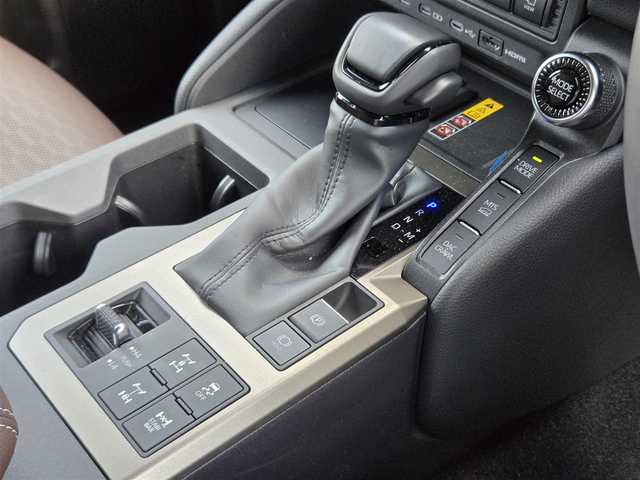 トヨタ ランドクルーザー ２５０ ZX 鹿児島県 2024(令6)年 1.6万km 黄Ⅱ モデリスタ　/ムーンルーフ　/ＪＢＬサウンドシステム　/レーダークルーズコントロール　/パノラミックビューモニター　/トヨタセーフティセンス　/ワイヤレス充電　/ダウンヒルアシストコントロール　/クロールコントロール/モデリスタパッケージ/モデリスタインテリアイルミネーションキット/モデリスタシグネチャーイルミプレート/モデリスタオーバーフェンダー(金属調塗装)/モデリスタフェンダーガーニッシュ/ブラインドスポットモニター/ビルトインETC2.0/Bluetoothオーディオ/ヘッドライトウォッシャー/アドバンストドライブ/全席シートヒーター/エアシート/D+N席パワーシート/シートメモリー/パワーバックドア/ＭＴモード付きＡＴ/パドルシフト/ヘッドアップディスプレイ/パワーヒートスイッチ/排ガス浄化スイッチ/マルチテレインセレクト/マルチテレインモニター/プッシュスタート/スマートキー/前後コーナーセンサー/前後ドライブレコーダー(ナビ連動)/ボディカラー：サンド×ライトグレーII(オプションカラー/２ＺＣ)