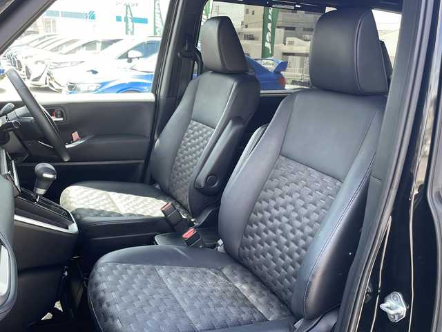 トヨタ ヴォクシー S－Z 沖縄県 2023(令5)年 4.8万km アティチュードブラックマイカ 純正ディスプレイオーディオ・Bluetooth/バックカメラ/ETC/ドライブレコーダー/両側パワースライドドア/コーナーセンサー/衝突被害軽減システム/レーンキープアシスト/オートライト/革巻きステアリング/ステアリングスイッチ/オートホールド/電子サイドブレーキ/純正アルミ/クルーズコントロール