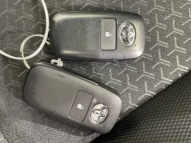 トヨタ ライズ Z 栃木県 2022(令4)年 1.9万km ブラックマイカメタリック/シャイニングホワイトパール 純正SDナビ/（CD/TV/Bluetooth/SD/AUX）/バックカメラ/スマートアシスト/・衝突回避支援ブレーキ機能/・衝突警報機能/・車線逸脱警報機能/・誤発進抑制制御機能/・先行車発進お知らせ機能/・前後コーナーセンサー/・標識認識機能(進入禁止)/・アダプティブドライビングビーム/・全車速追従機能アダプティクルーズコントロール/・レーンキープコントロール/・パノラマモニター/・サイドビューランプ/ビルトインETC/シートヒーター/2トーン/オートライト/LEDヘッドライト/スマートキー/プッシュスタート/アイドリングストップ/電動格納ミラー/純正フロアマット/純正アルミホイール